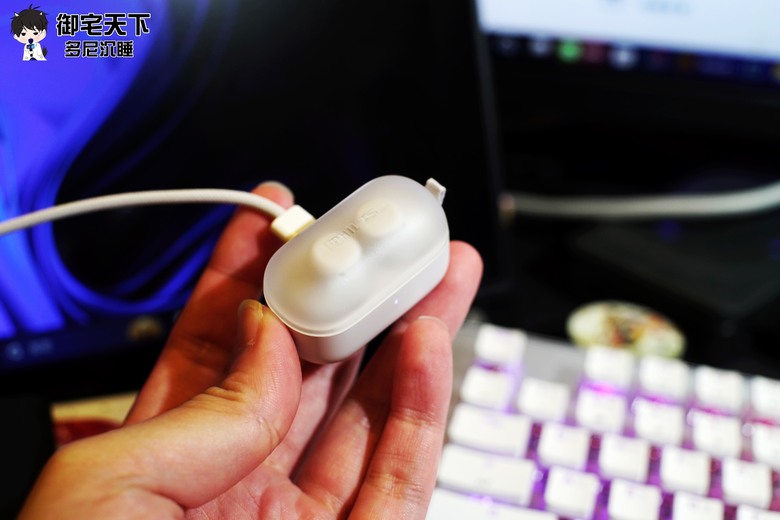 點我看大圖 開箱|Philips City系列 TAT2149 睡眠舒適型AI通話降噪藍牙耳機 - 小尺寸可當鑰匙圈,豆豆款半入耳式之作!