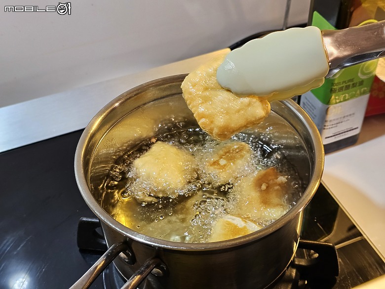 點我看大圖 年後小確幸:和老婆一起炸年糕,重溫兒時的甜蜜滋味
