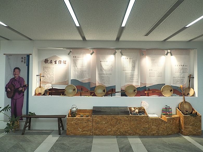 車城 落山風藝術季 【看海美術館展區、海口村街道及村落展區、墾丁長灘休閒飯店、紅柴。居 山海之隅】,順遊恆春縣城東門及北門、恆春文化中心民謠館,品嚐半島特色美食 — 香酥鴨、綠豆蒜 — 2025年初 國境之南看海賞藝小旅行 【小惡魔畫蛇添福】補篇(2)