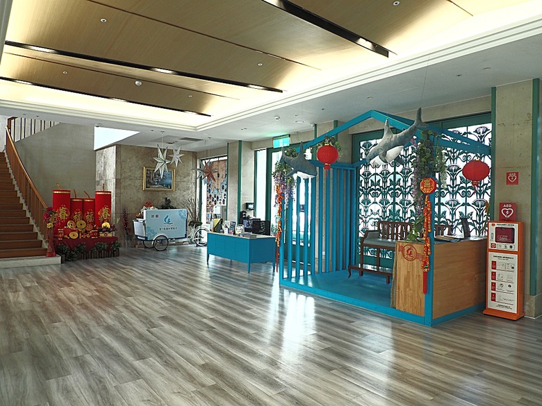 車城 落山風藝術季 【看海美術館展區、海口村街道及村落展區、墾丁長灘休閒飯店、紅柴。居 山海之隅】,順遊恆春縣城東門及北門、恆春文化中心民謠館,品嚐半島特色美食 — 香酥鴨、綠豆蒜 — 2025年初 國境之南看海賞藝小旅行 【小惡魔畫蛇添福】補篇(2)