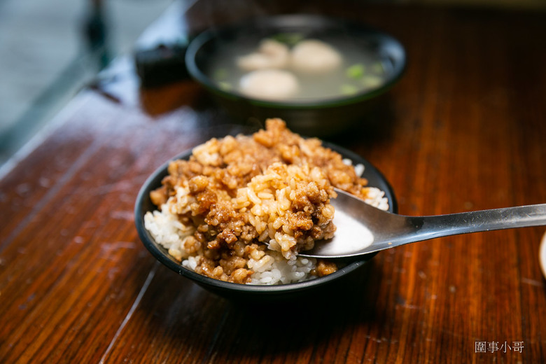 宜蘭冬山超平價國民美食-派吃所食坊砂港分局！招牌上還寫著專治餓人！快用好吃又便宜的餐點來治療我吧我好餓啊啊啊～～～