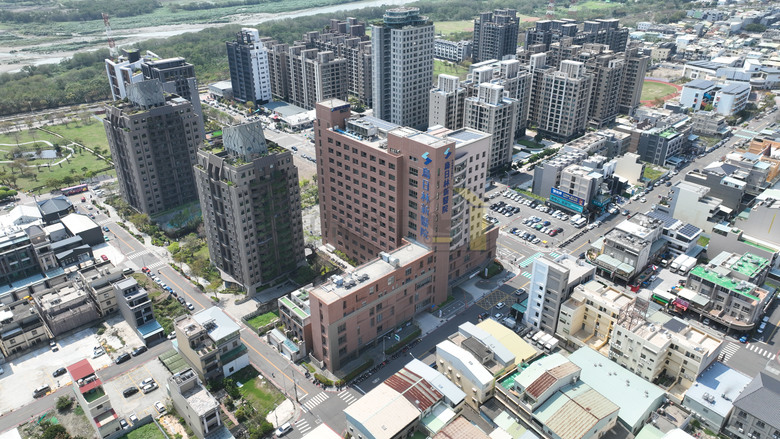 點我看大圖 🌟 烏日【2~4房新案】河景第一排 無限棟距 與雙公園為鄰 D-ONE 烏日娛樂城話題 交通便利增值宅 空拍分享
