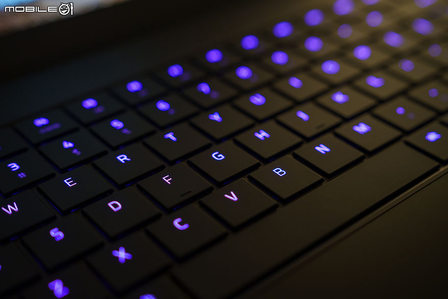 Razer Blade 16 效能完整解析｜RTX 5090 Laptop GPU 讓筆電再次超越效能限界