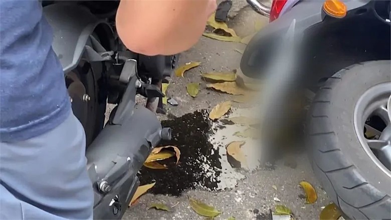 轎車＂保齡球式＂掃倒13台機車！ 女駕駛：以為會過