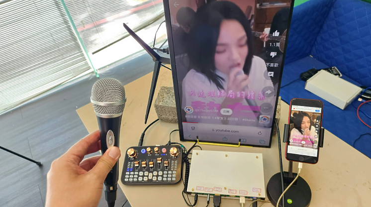 點我看大圖 手機轉卡拉ok轉換器..手機youtube歌曲當成卡拉ok伴奏...家裡變成私人KTV包廂!