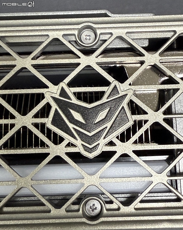 藍寶石 SAPPHIRE 電競磚頭 NITRO+ AMD Radeon RX 9070 XT 開箱