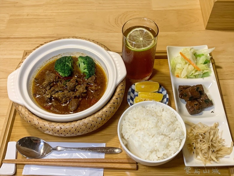 蟲鳴鳥語、竹林群山環繞、星光點點,讓人和毛孩都感到放鬆的渡假莊園