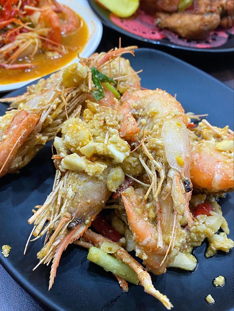 【西門食記】西門電影院旁邊的爆卵活蝦套餐，蝦之城