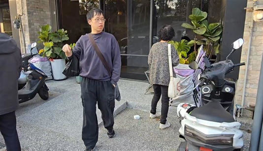 柯文哲子柯傅堯現身會館！柯爸過世後「首曝光」訃聞列孝孫首位