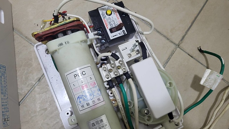 瞬熱熱水器漏電開關一直跳 該修還是換一台