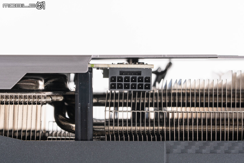 微星 GeForce RTX 5070 12G VANGUARD SOC 顯示卡開箱實測 以大型散熱設計帶來更低溫度壓制表現