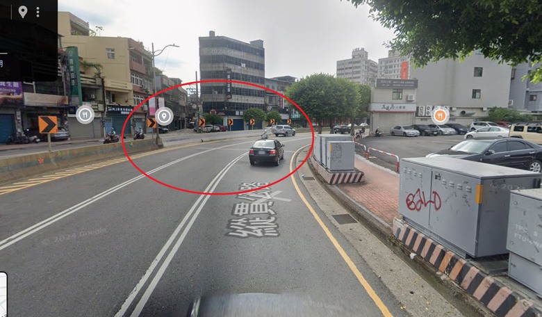 這個馬路分隔路障也太誇張了吧..........