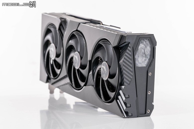 微星 GeForce RTX 5070 12G VANGUARD SOC 顯示卡開箱實測 以大型散熱設計帶來更低溫度壓制表現