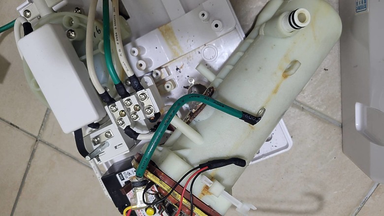 瞬熱熱水器漏電開關一直跳 該修還是換一台