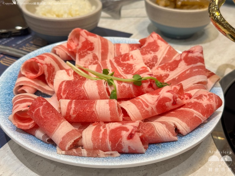 高雄前鎮｜汕頭泉成沙茶潮鍋（高雄五甲公園店）＿人潮滿滿服務親切