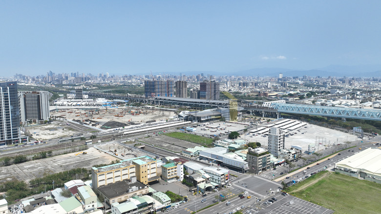 點我看大圖 🌟 烏日【2~4房新案】河景第一排 無限棟距 與雙公園為鄰 D-ONE 烏日娛樂城話題 交通便利增值宅 空拍分享