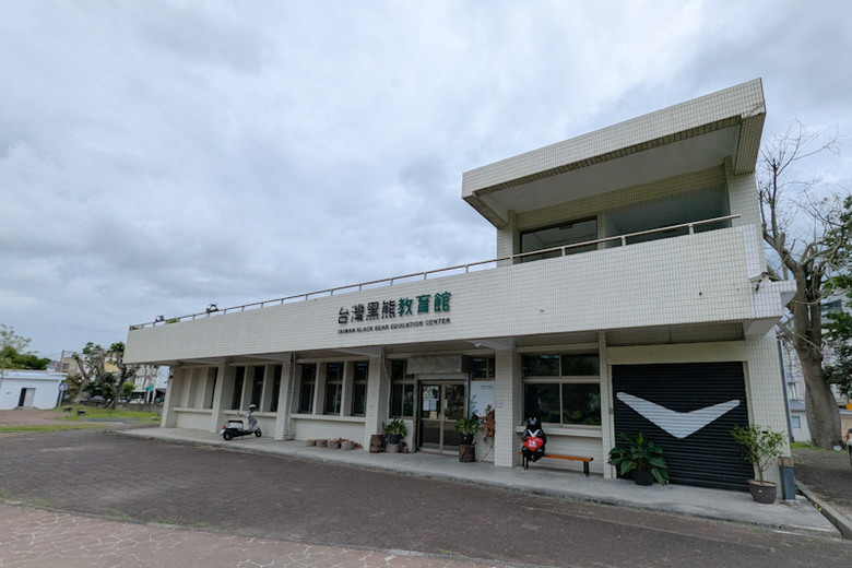 【不是遊記 - 16】別有一種意思的玉里 -- 橋頭臭豆腐、黑熊教育館、車站二樓瑞蓮咖啡