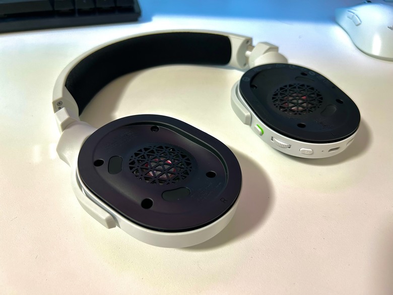 點我看大圖 【心得】Razer Barracuda X Chroma無線RGB遊戲耳麥開箱 70小時續航力+幻彩RGB效果 還支援多平台切換 超高顏值的雷蛇信仰電競耳機!!