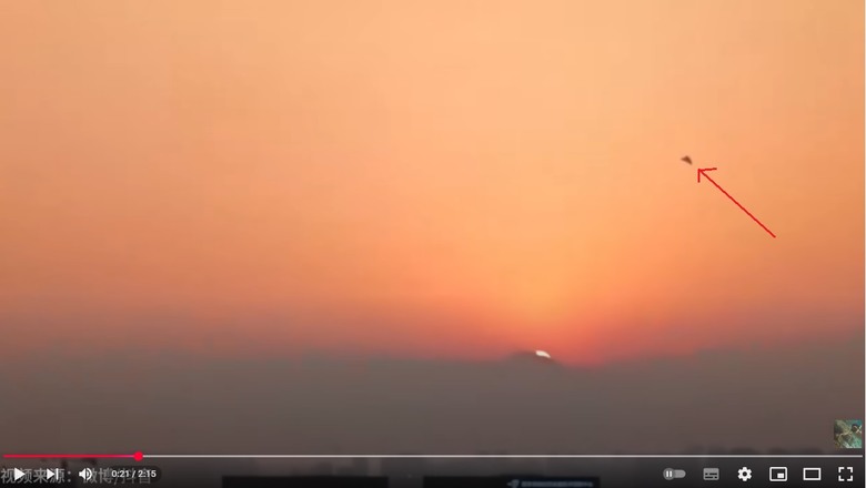 [影片]中國6代隱形戰機(J36) 第3次試飛, 2025-03-26 夕陽下降落機場