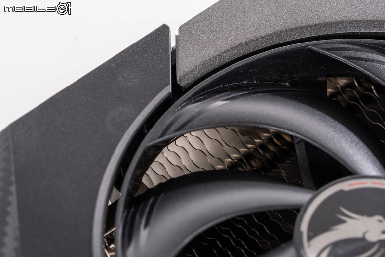 微星 GeForce RTX 5070 12G VANGUARD SOC 顯示卡開箱實測 以大型散熱設計帶來更低溫度壓制表現