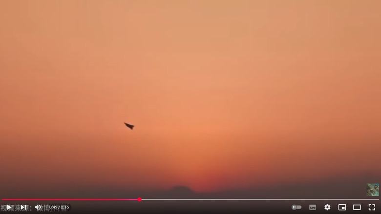 [影片]中國6代隱形戰機(J36) 第3次試飛, 2025-03-26 夕陽下降落機場