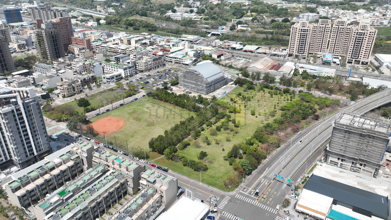 點我看大圖 🌟 烏日【2~4房新案】河景第一排 無限棟距 與雙公園為鄰 D-ONE 烏日娛樂城話題 交通便利增值宅 空拍分享