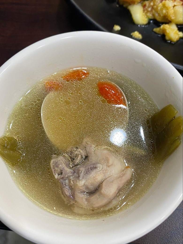 【西門食記】西門電影院旁邊的爆卵活蝦套餐，蝦之城