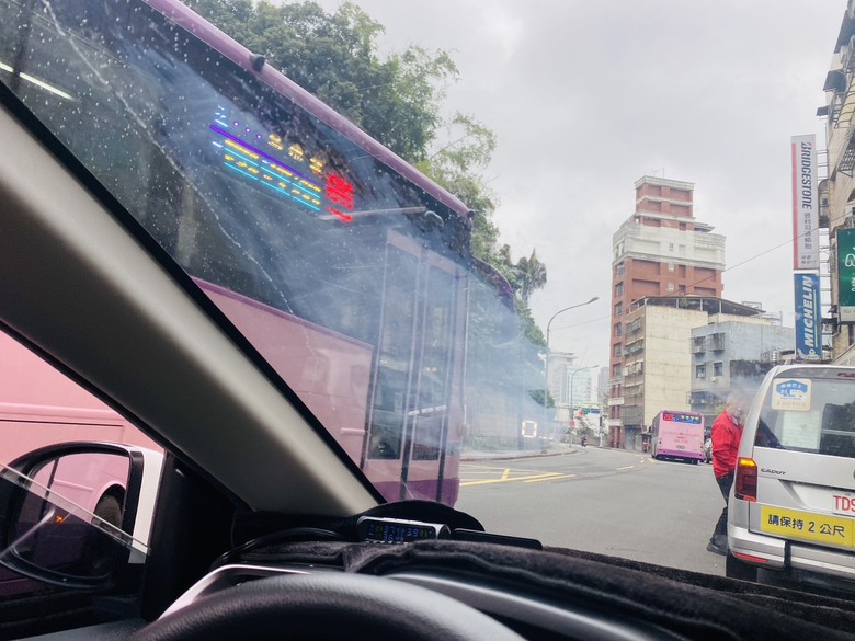 汽車擋風玻璃內部清潔後，出現霧化問題