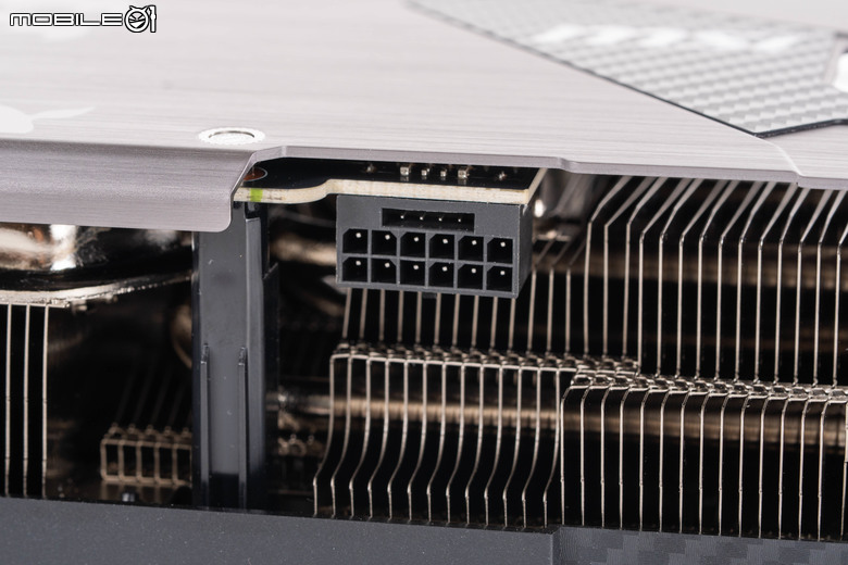 微星 GeForce RTX 5070 12G VANGUARD SOC 顯示卡開箱實測 以大型散熱設計帶來更低溫度壓制表現