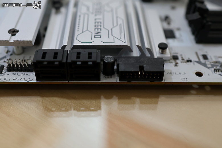 點我看大圖 高階用料美型白色 B860 Steel Legend WiFi 鋼鐵傳奇