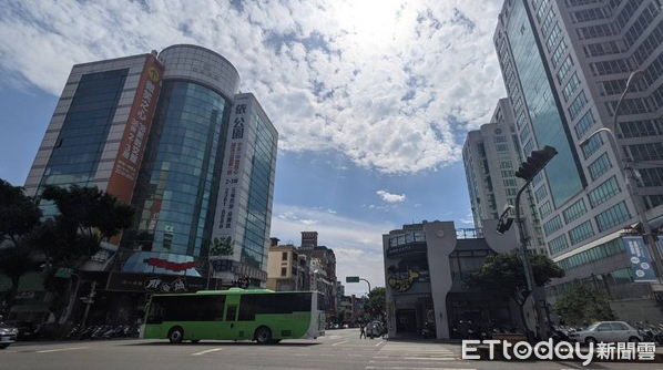 整棟樓包膜！台中超狂建商砸7位數把建物變「綠色島嶼」