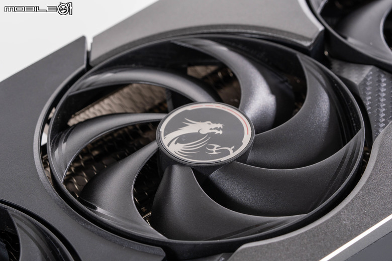 微星 GeForce RTX 5070 12G VANGUARD SOC 顯示卡開箱實測 以大型散熱設計帶來更低溫度壓制表現