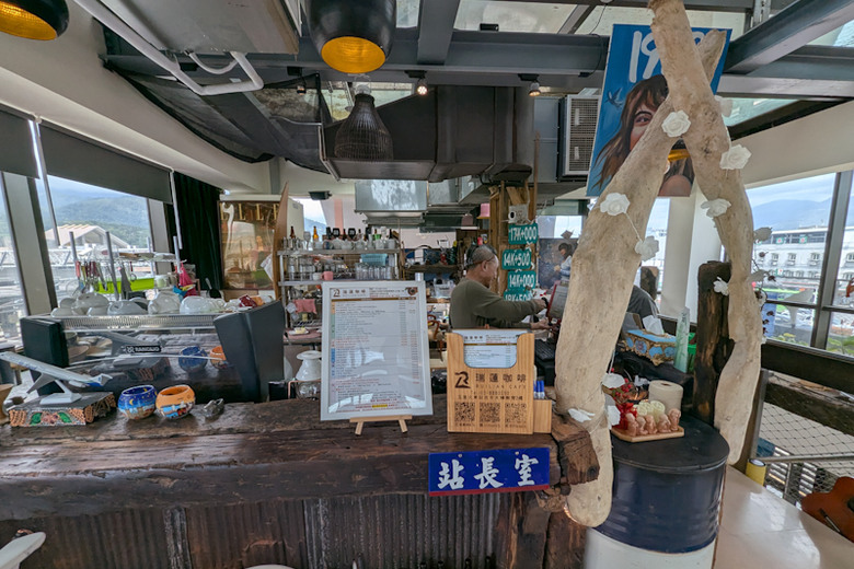 【不是遊記 - 16】別有一種意思的玉里 -- 橋頭臭豆腐、黑熊教育館、車站二樓瑞蓮咖啡