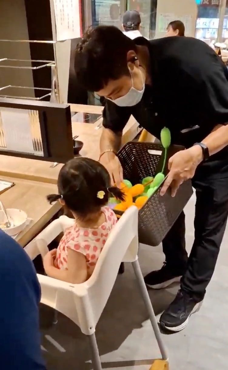 親子友善火鍋肉老大 店員折氣球治小孩