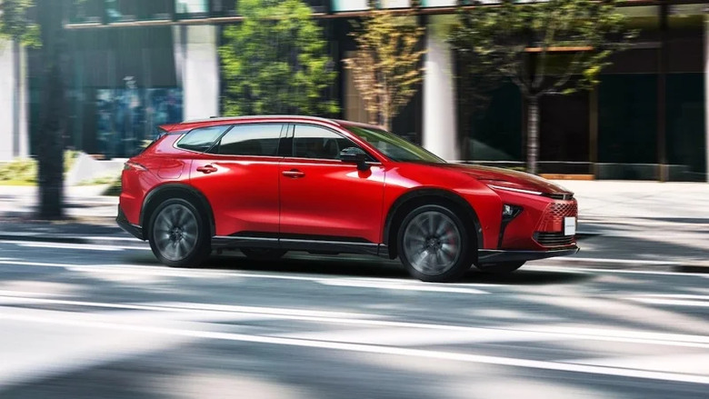 Toyota推出全新日規Crown Estate 擁有專屬野餐配備!