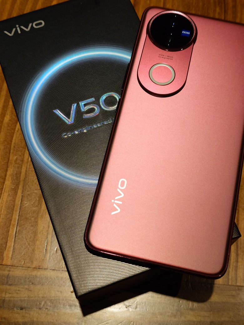 點我看大圖 vivo V50 安可拉紅 入手簡單心得