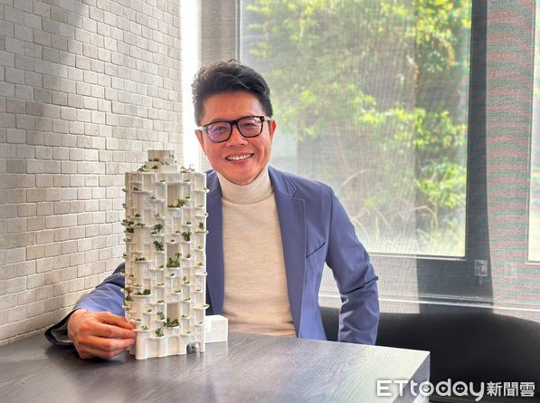 整棟樓包膜！台中超狂建商砸7位數把建物變「綠色島嶼」