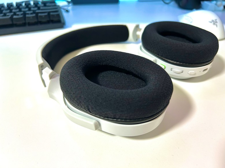 點我看大圖 【心得】Razer Barracuda X Chroma無線RGB遊戲耳麥開箱 70小時續航力+幻彩RGB效果 還支援多平台切換 超高顏值的雷蛇信仰電競耳機!!
