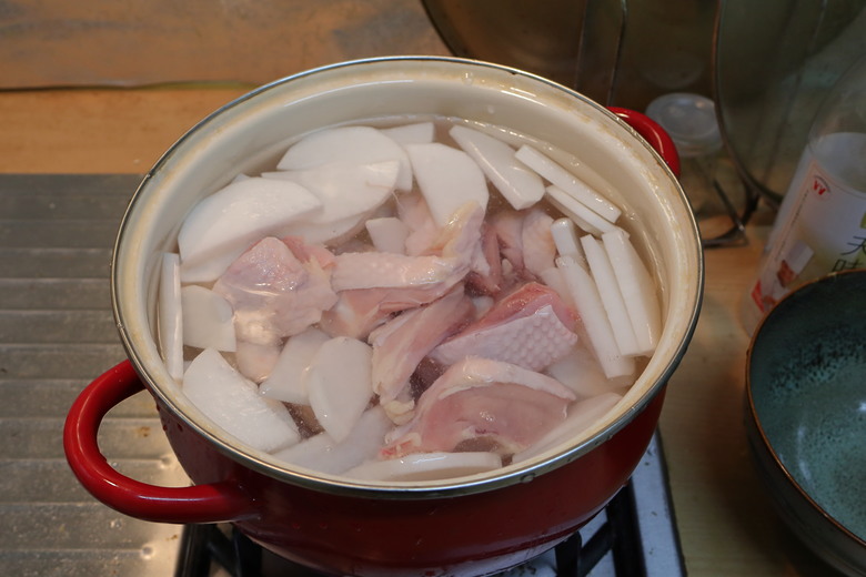 【都市小廚】極致簡單的美味，用「心」即可，蘿蔔雞湯 - 大漠國渡