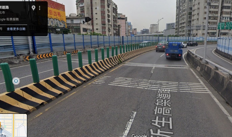 這個馬路分隔路障也太誇張了吧..........