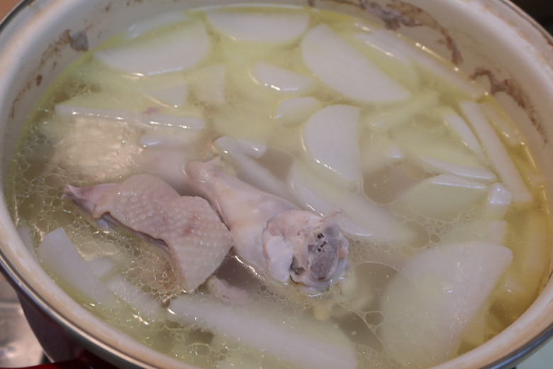 【都市小廚】極致簡單的美味，用「心」即可，蘿蔔雞湯 - 大漠國渡