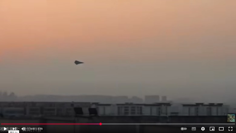 [影片]中國6代隱形戰機(J36) 第3次試飛, 2025-03-26 夕陽下降落機場