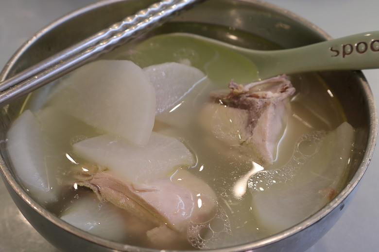 【都市小廚】極致簡單的美味，用「心」即可，蘿蔔雞湯 - 大漠國渡