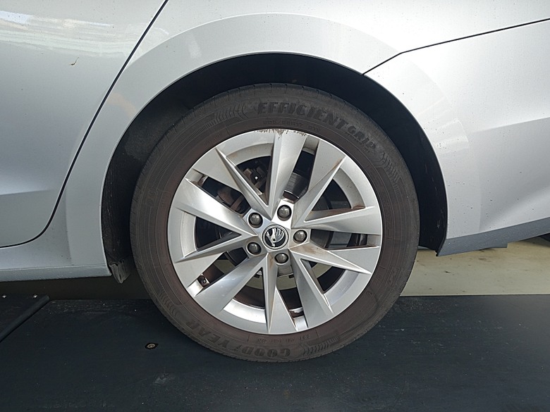 ŠKODA OCTAVIA COMBI 1.0TSI e-TEC 60,000km 維護保養及Michelin Primacy 4+ 215 50R17 輪胎更換紀錄，附掛7-11 Ultraman主題店