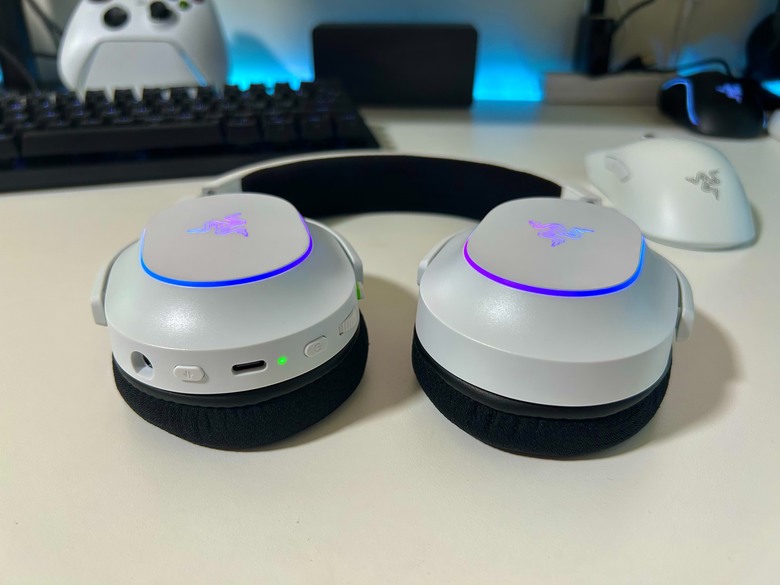 點我看大圖 【心得】Razer Barracuda X Chroma無線RGB遊戲耳麥開箱 70小時續航力+幻彩RGB效果 還支援多平台切換 超高顏值的雷蛇信仰電競耳機!!
