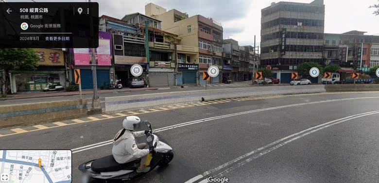 這個馬路分隔路障也太誇張了吧..........