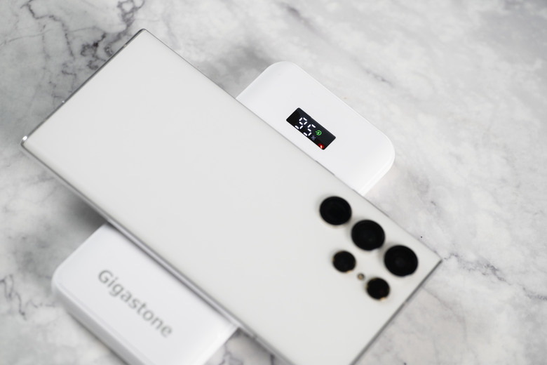 點我看大圖 【開箱測試】GIGASTONE QP-10100W 10000mAh 3合1 無線快充行動電源