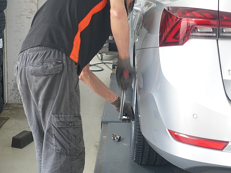 ŠKODA OCTAVIA COMBI 1.0TSI e-TEC 60,000km 維護保養及Michelin Primacy 4+ 215 50R17 輪胎更換紀錄，附掛7-11 Ultraman主題店