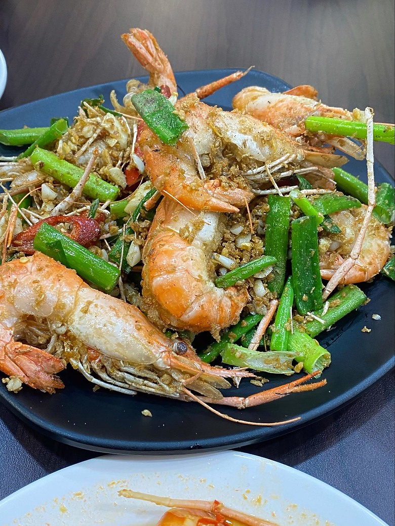 【西門食記】西門電影院旁邊的爆卵活蝦套餐，蝦之城