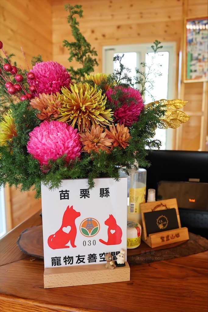 蟲鳴鳥語、竹林群山環繞、星光點點,讓人和毛孩都感到放鬆的渡假莊園